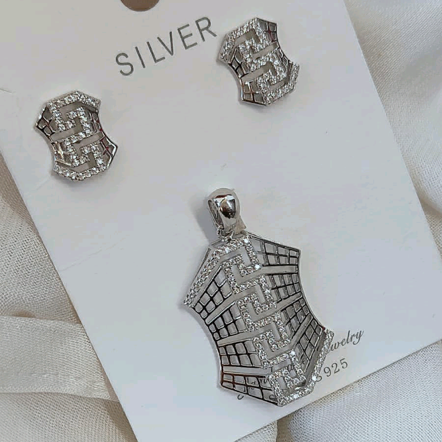 Labyrinth Pattern Pendant Set